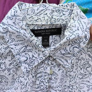 Slim antiqued bandana print collared button down